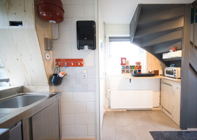 De pantry/keuken; koelkast en aanrecht