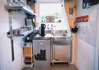 De pantry/keuken: kookplaat en oven